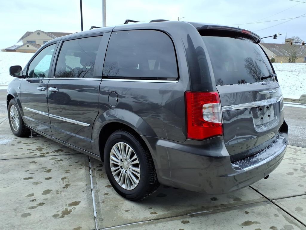 Used 2014 Chrysler Town & Country Touring-L image 5