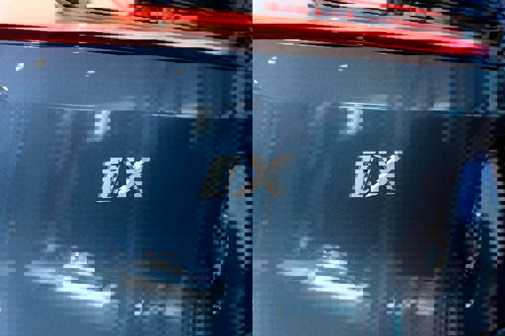 Used 2026 BMW iX xDrive45 w/ Premium Package image 10