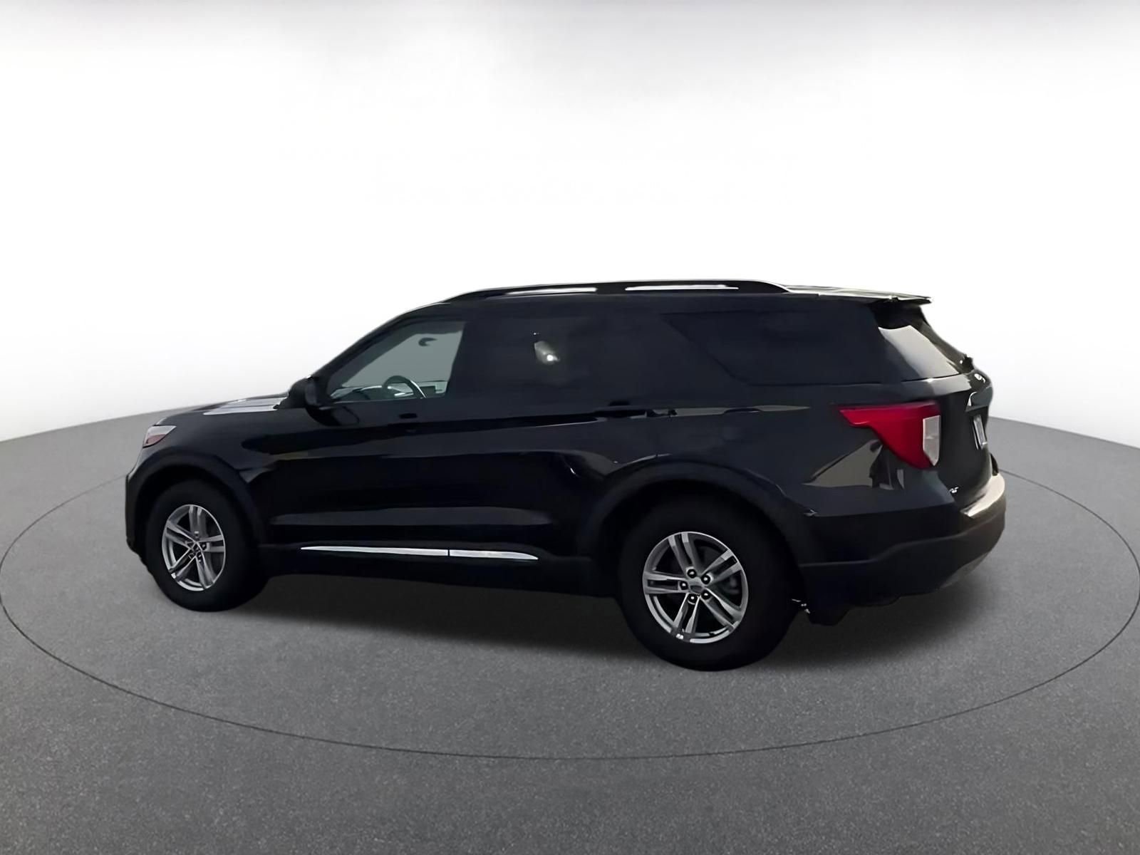 Used 2023 Ford Explorer XLT w/ Equipment Group 202A RWD image 9