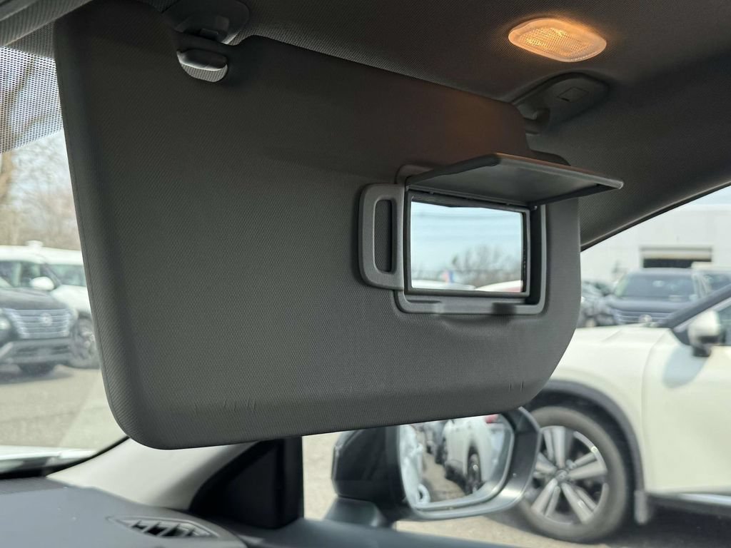 Used 2025 Nissan Rogue SV AWD/4WD image 8