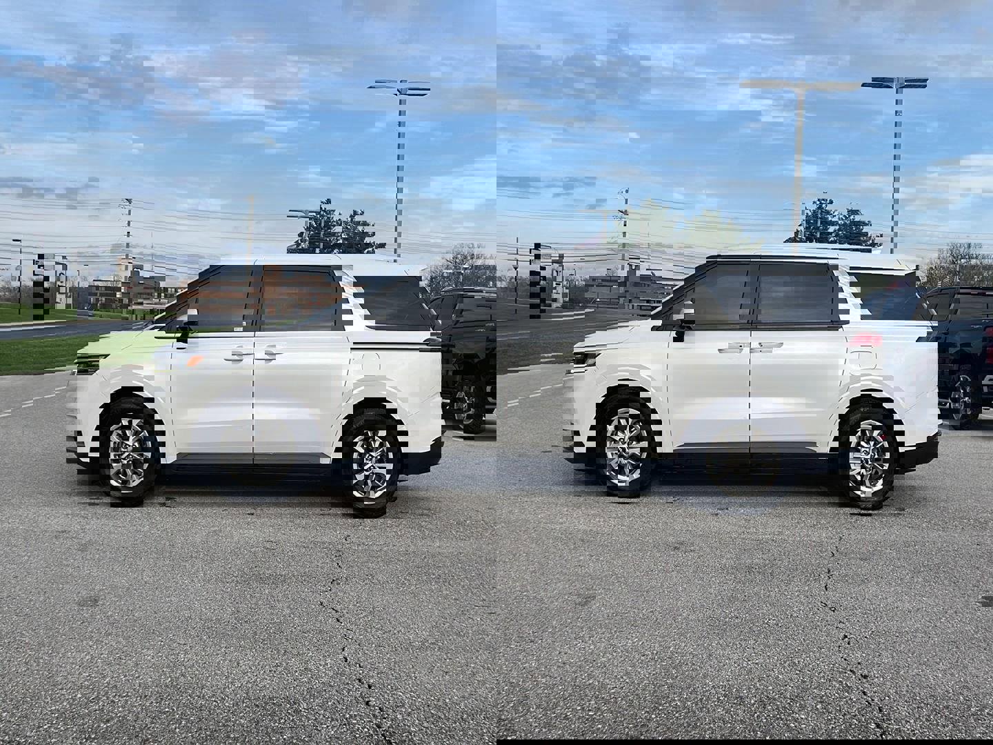 Used 2022 Kia Carnival LX image 2