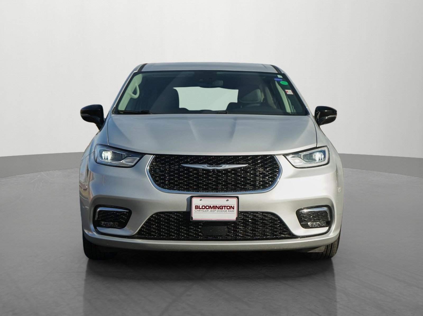 Used 2024 Chrysler Pacifica Touring-L image 2