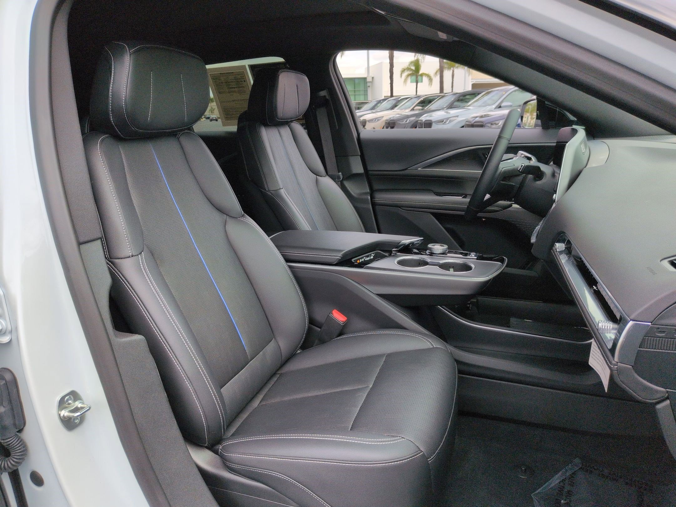 Used 2025 Cadillac Lyriq Luxury image 33