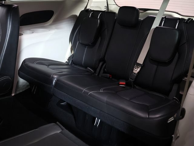 Used 2024 Chrysler Pacifica Touring-L FWD image 14