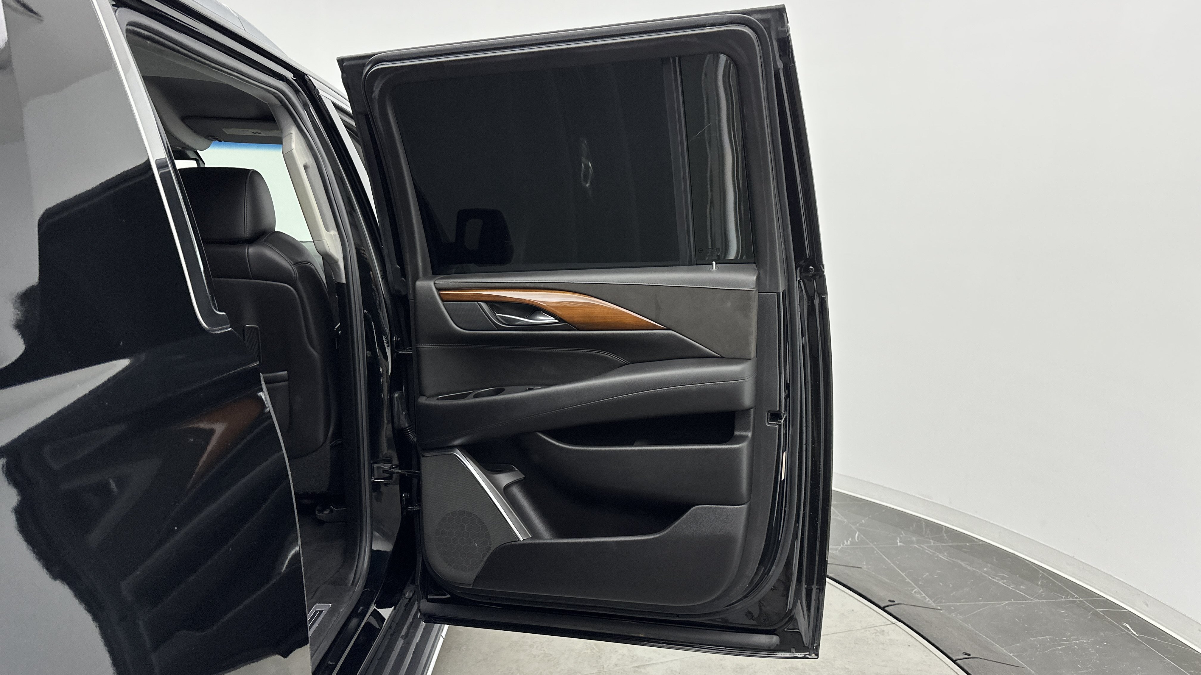 Used 2018 Cadillac Escalade ESV 4WD image 30