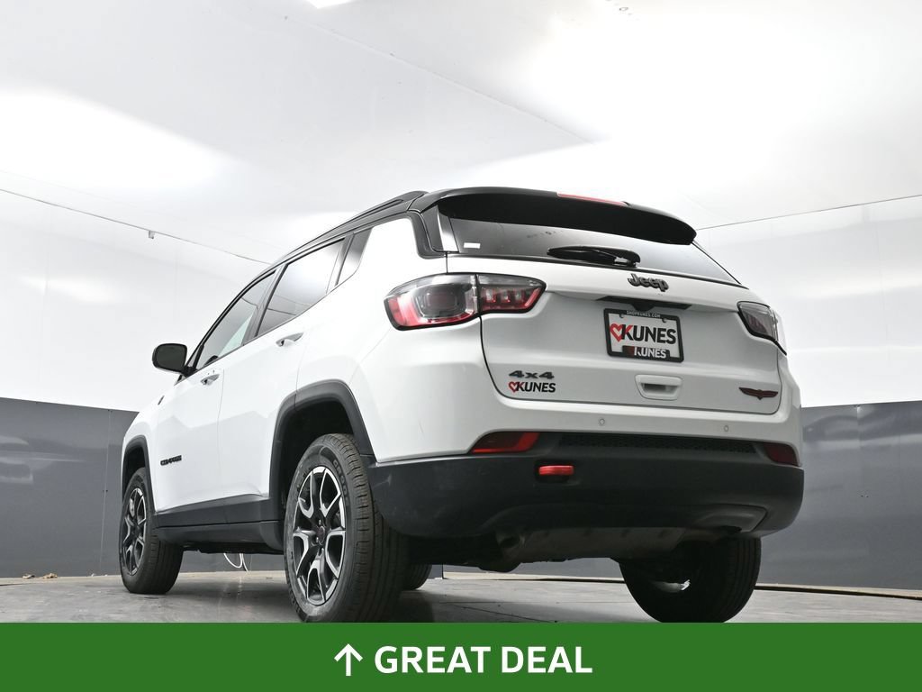 Used 2025 Jeep Compass Trailhawk AWD/4WD image 55