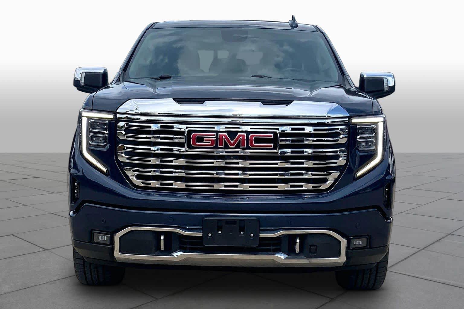 Used 2022 GMC Sierra 1500 Denali w/ Technology Package AWD/4WD image 4