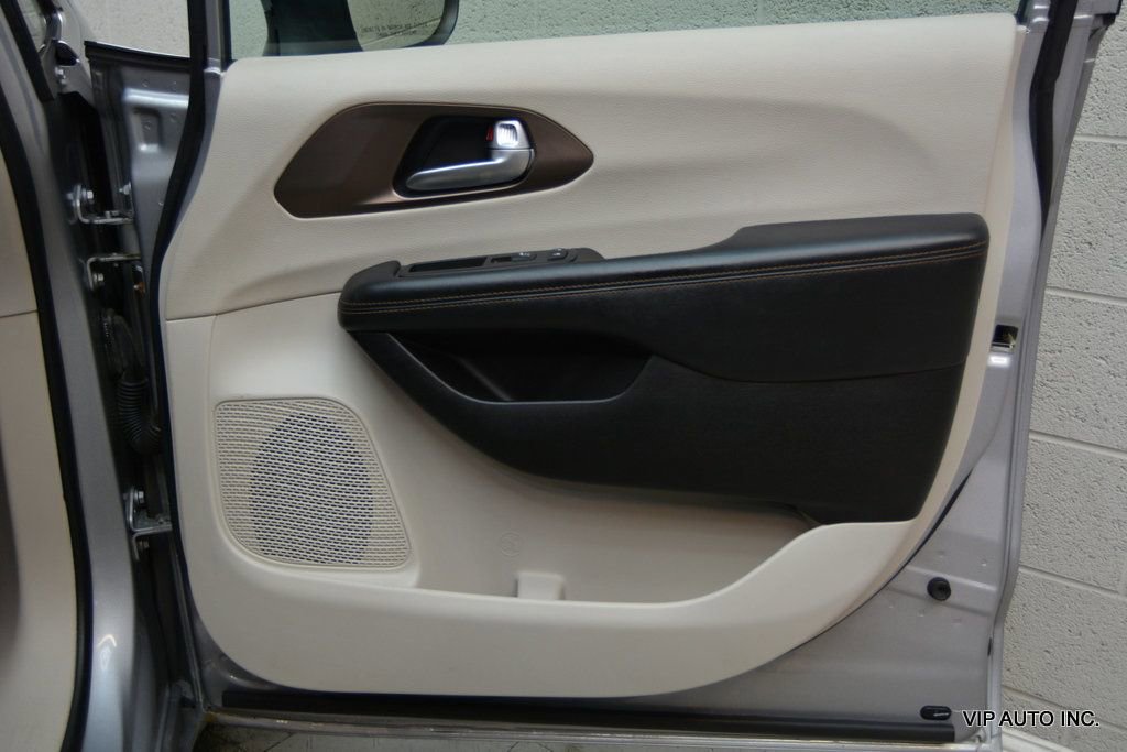 Used 2017 Chrysler Pacifica Touring image 8