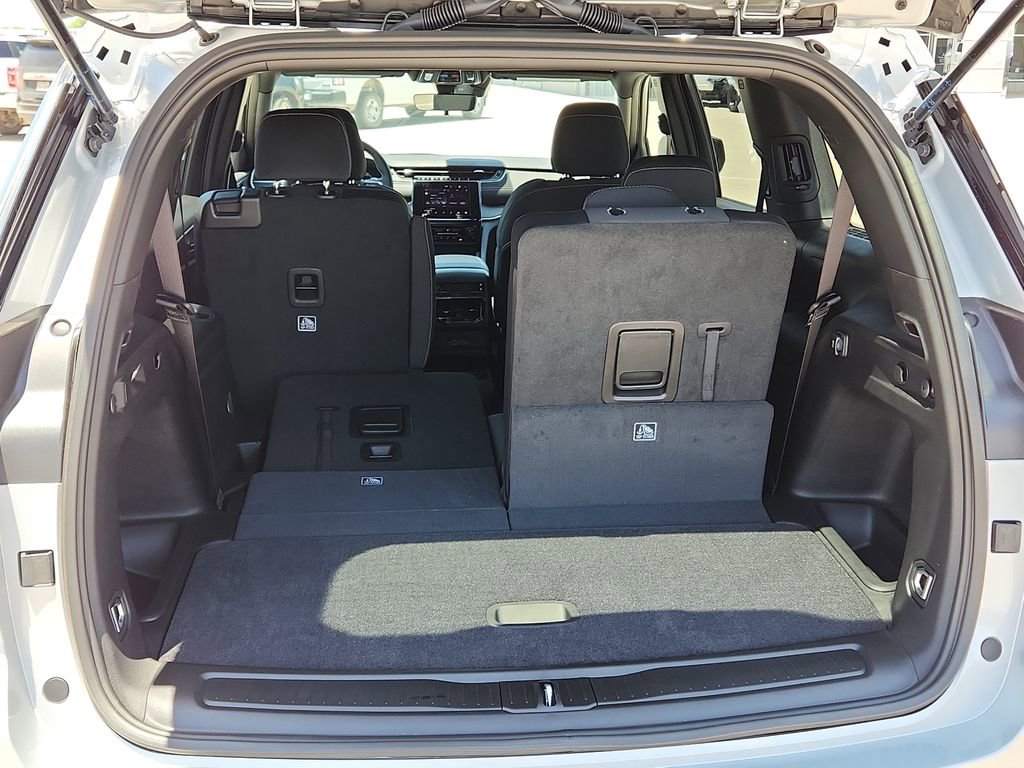 New 2025 Jeep Grand Cherokee L Laredo image 10