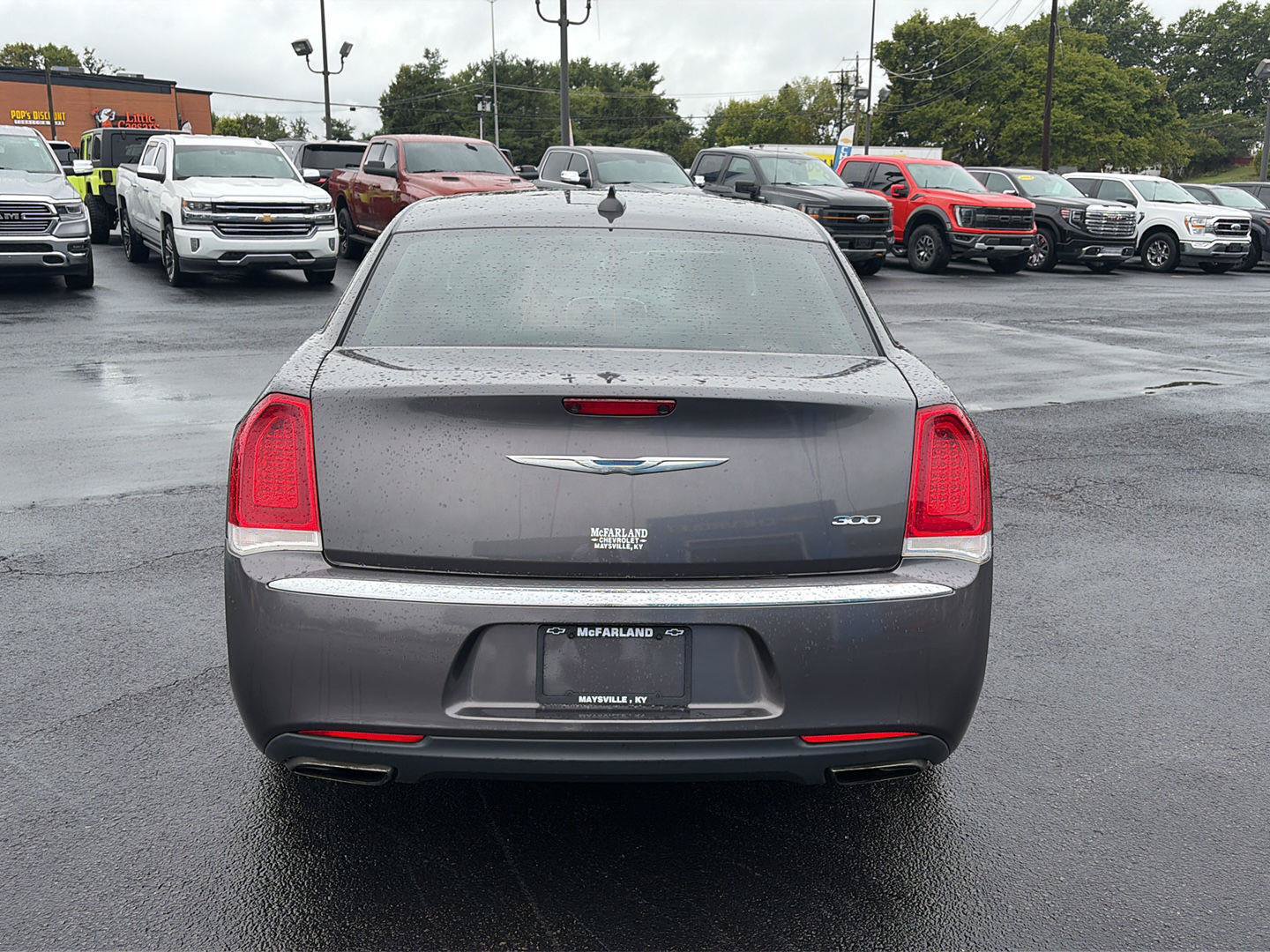 Used 2017 Chrysler 300 C RWD image 4
