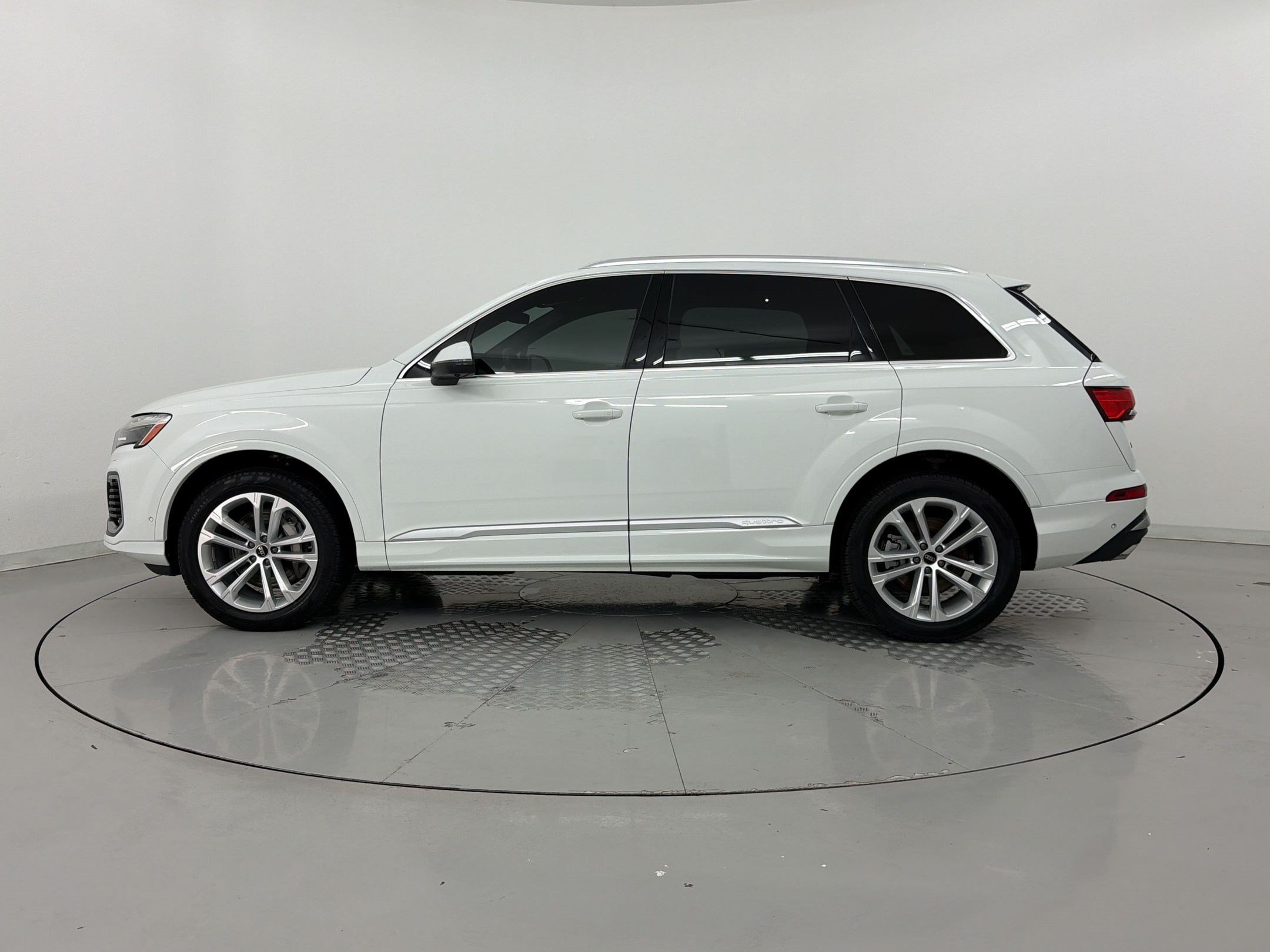 Used 2025 Audi Q7 3.0T Premium Plus AWD/4WD image 2