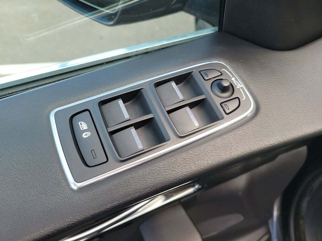 Used 2020 Jaguar F-PACE Premium image 15