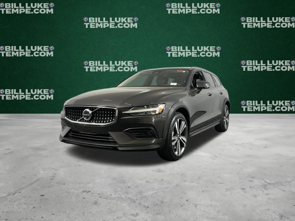 Used 2025 Volvo V60 B5 Cross Country Plus image 3
