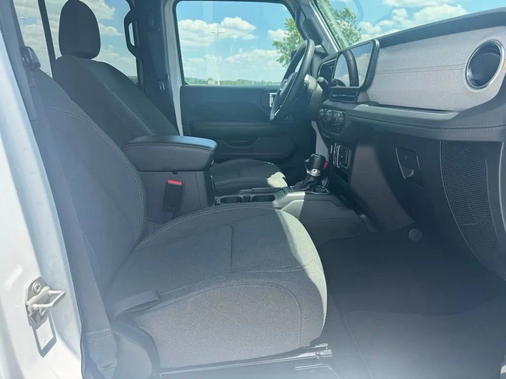 Used 2024 Jeep Wrangler Unlimited Sahara AWD/4WD image 13