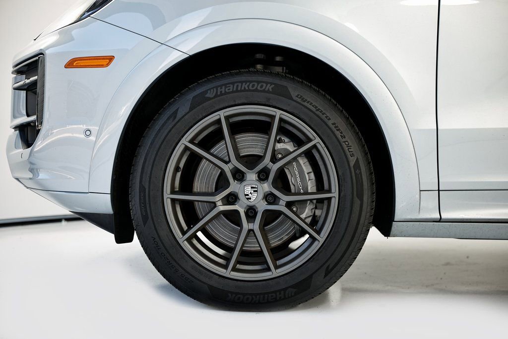 Certified 2025 Porsche Cayenne AWD/4WD image 13