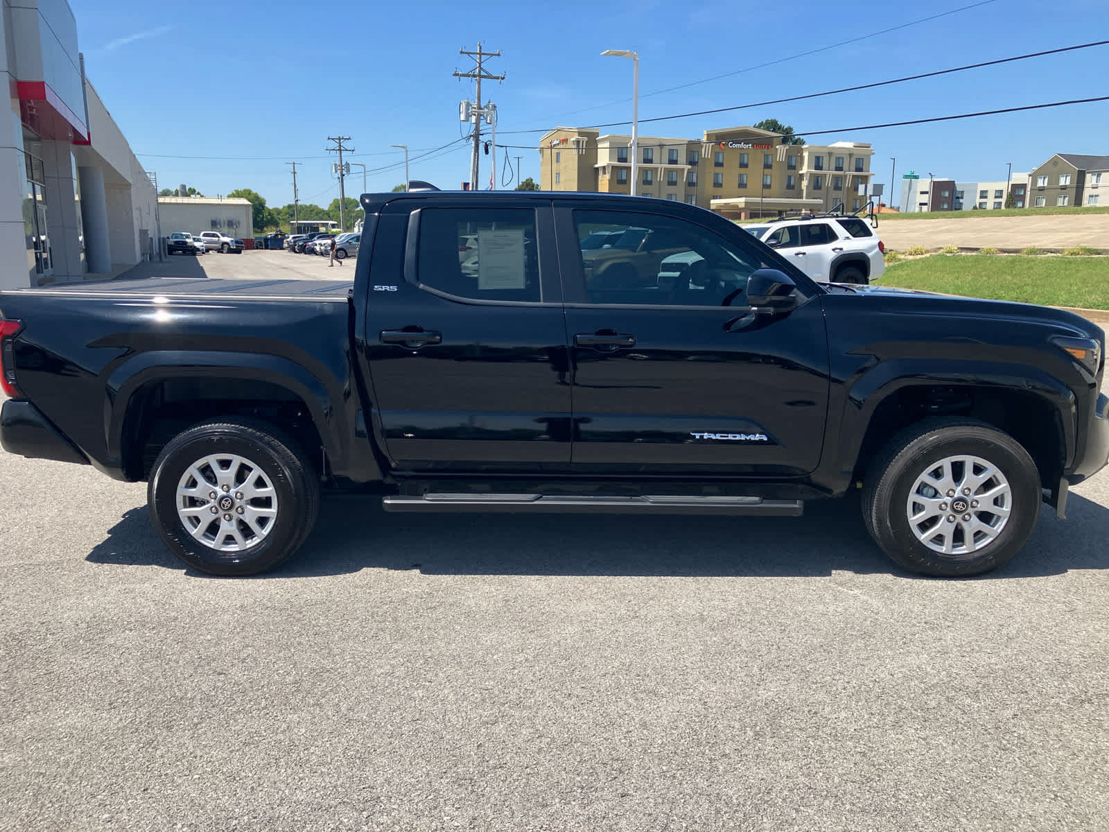 Certified 2024 Toyota Tacoma SR5 AWD/4WD image 10