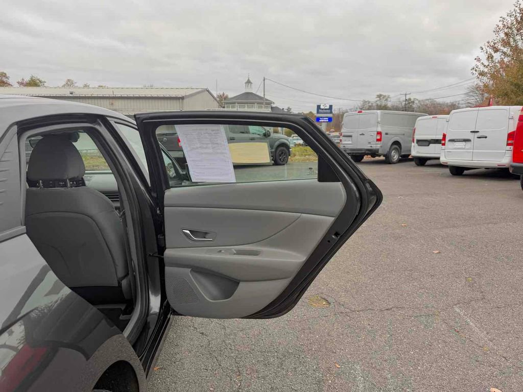 Used 2021 Hyundai Elantra SE image 18