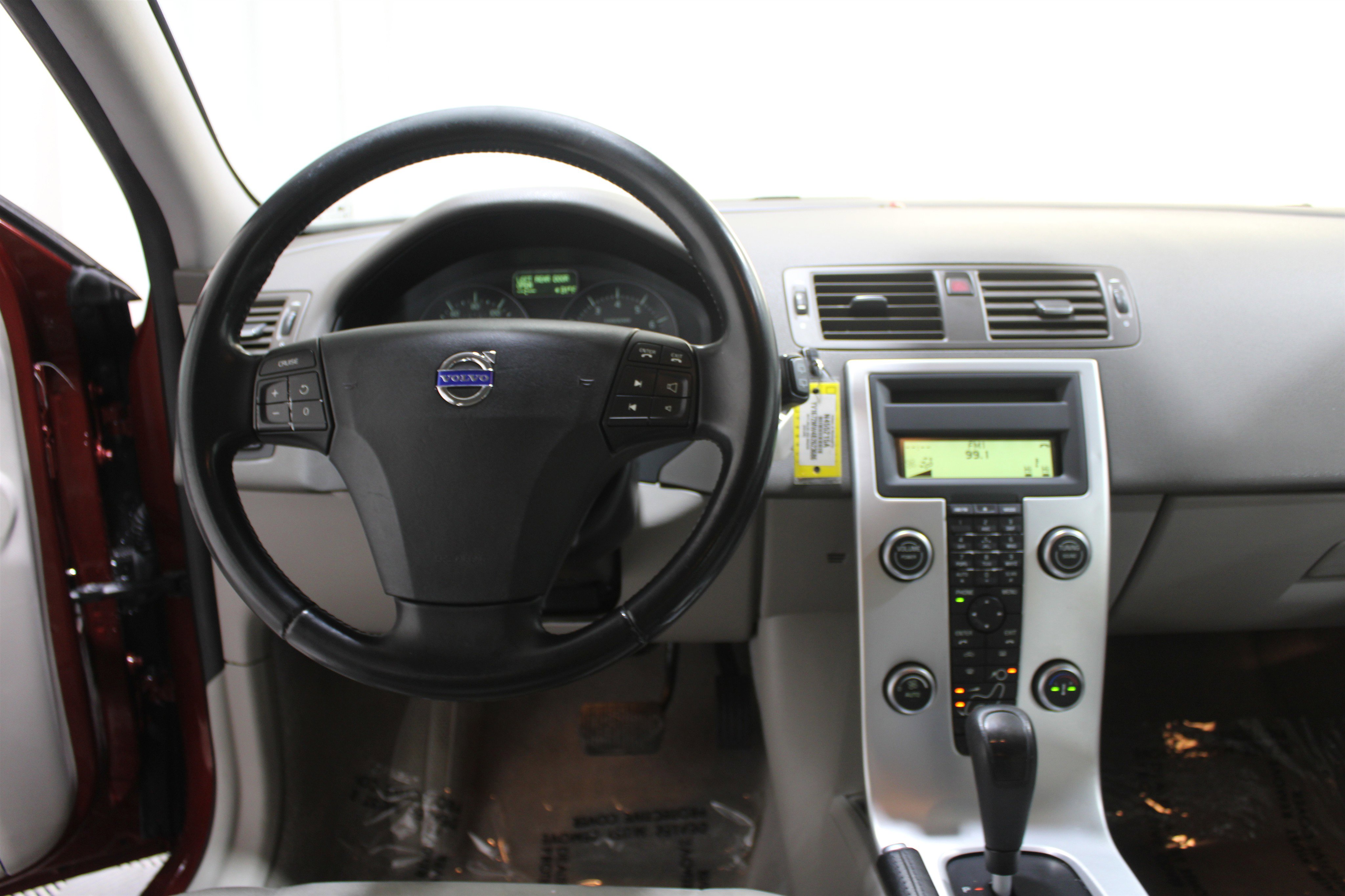 Used 2011 Volvo V50 T5 image 2