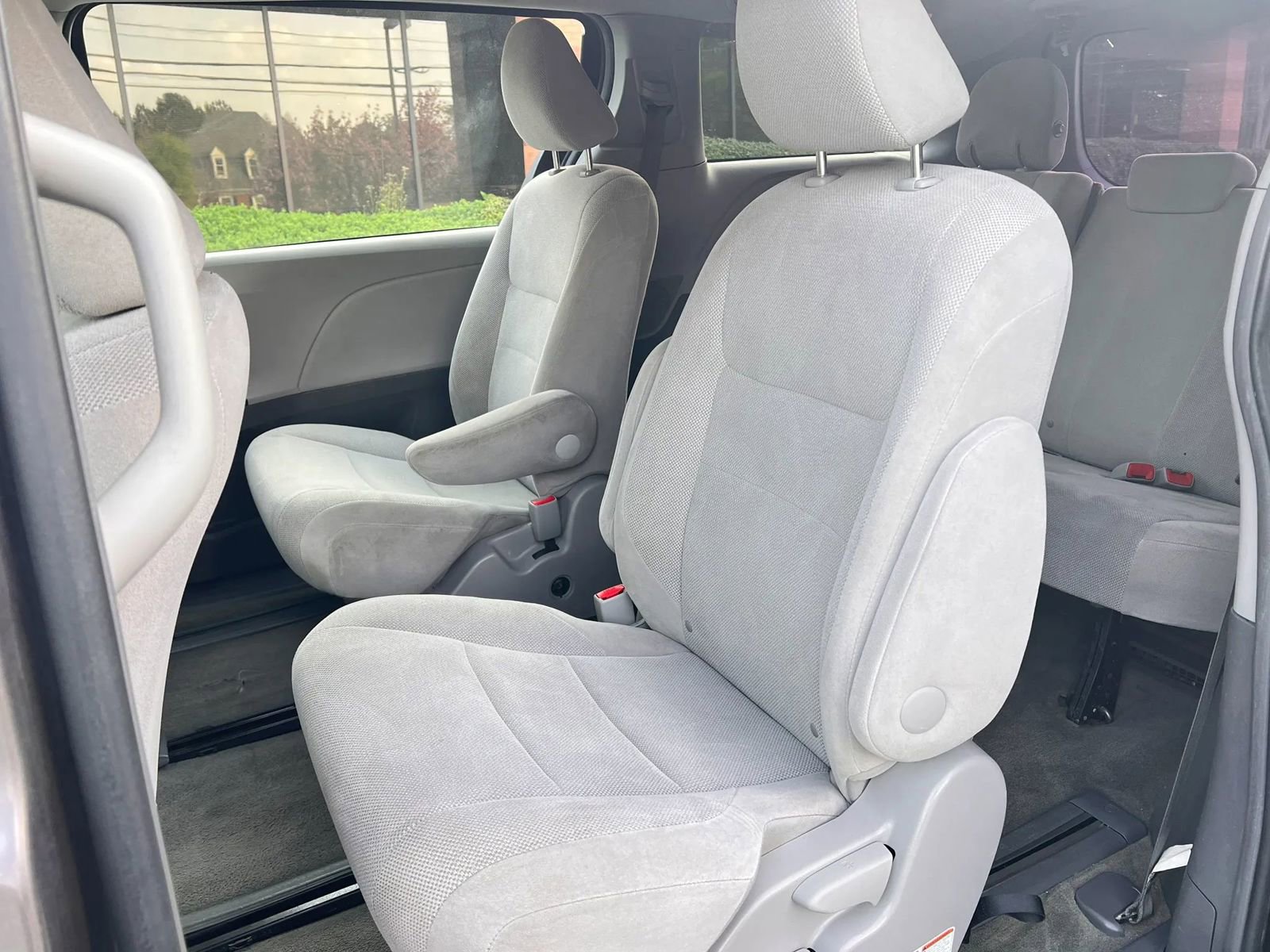 Used 2015 Toyota Sienna L image 10