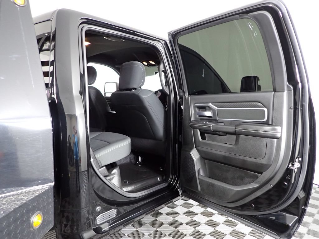 Used 2025 RAM 5500 4x4 Crew Cab image 34