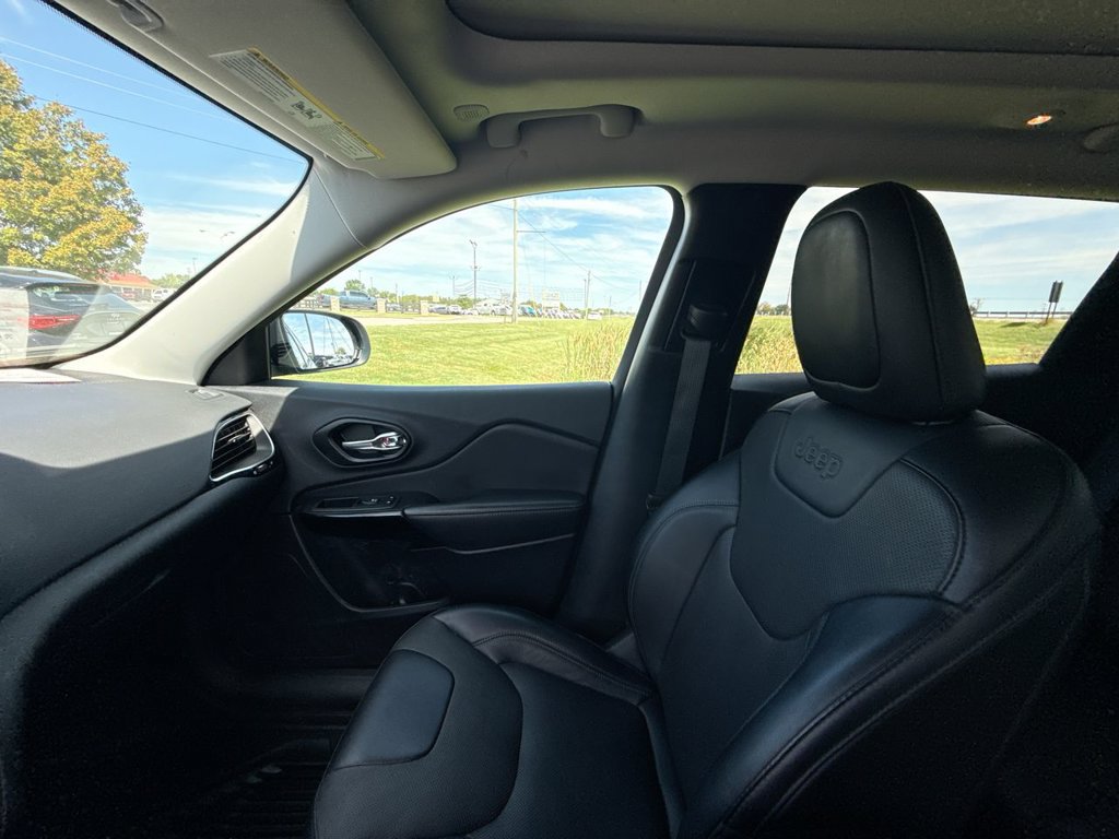 Used 2022 Jeep Cherokee Latitude Lux w/ Sun & Sound Group AWD/4WD image 32
