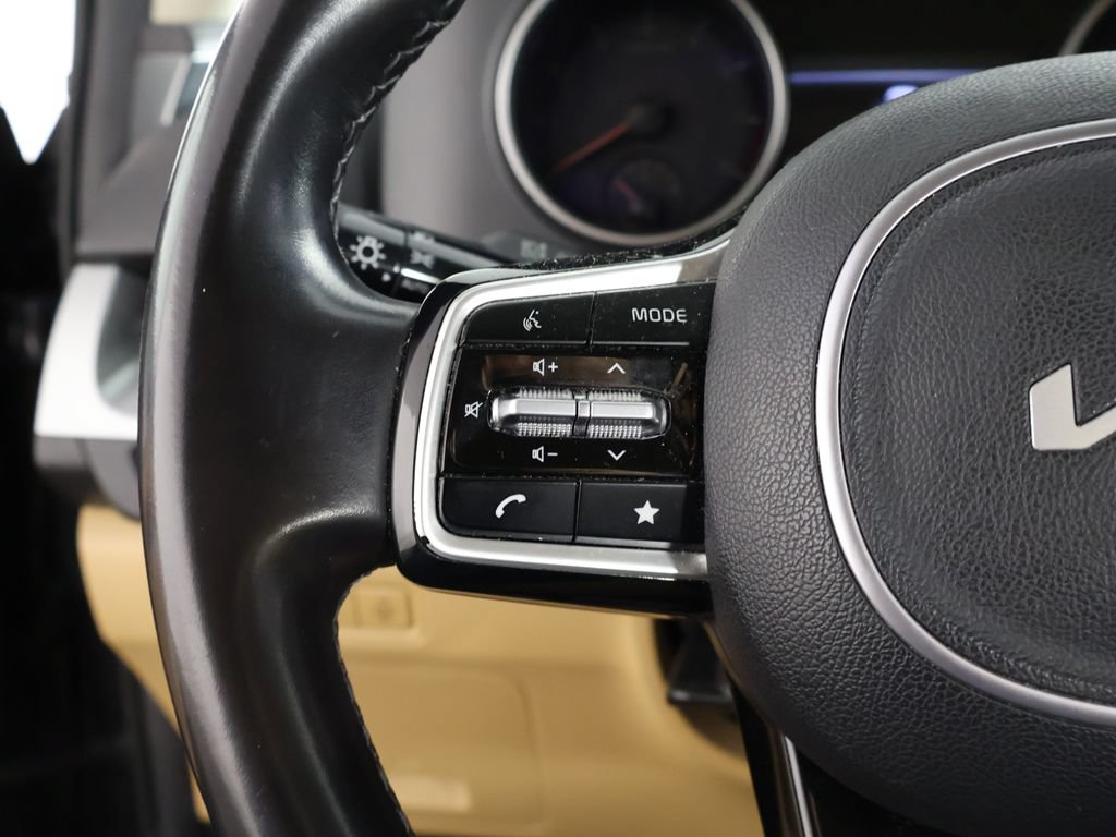 Used 2023 Kia Carnival LX FWD image 38