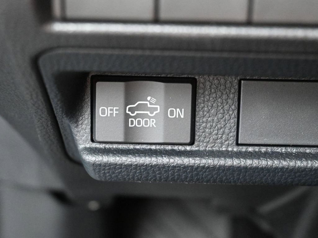 Certified 2025 Toyota Tacoma SR5 AWD/4WD image 18