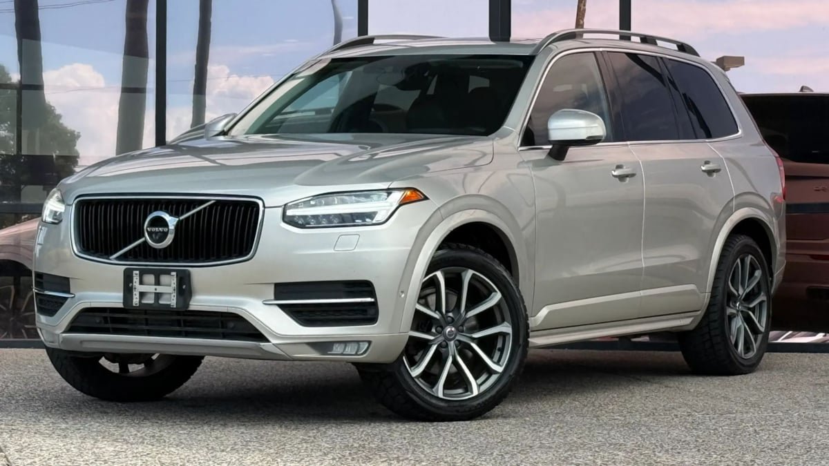 Used 2016 Volvo XC90 T6 Momentum w/ Momentum Plus Package AWD/4WD image 2