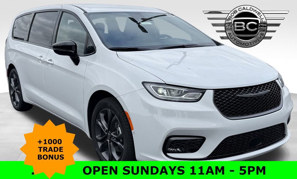 New 2026 Chrysler Pacifica Select