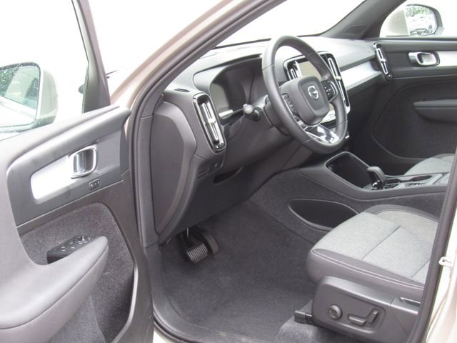 Used 2024 Volvo XC40 B5 Core AWD/4WD image 9