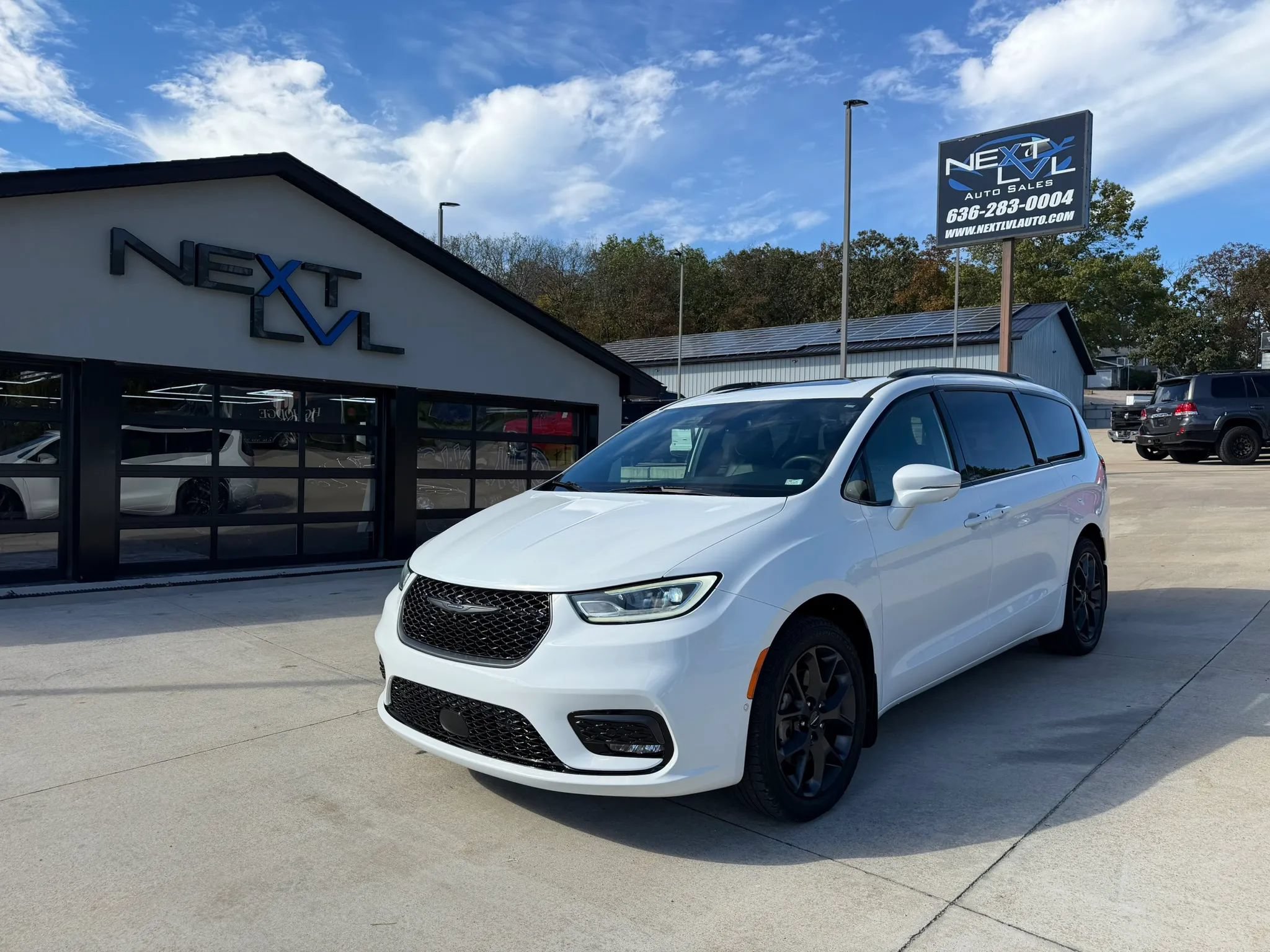 Used 2022 Chrysler Pacifica Touring-L w/ Uconnect Theater Family Group AWD/4WD image 5