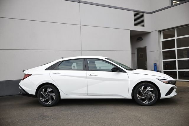 New 2025 Hyundai Elantra SEL image 3
