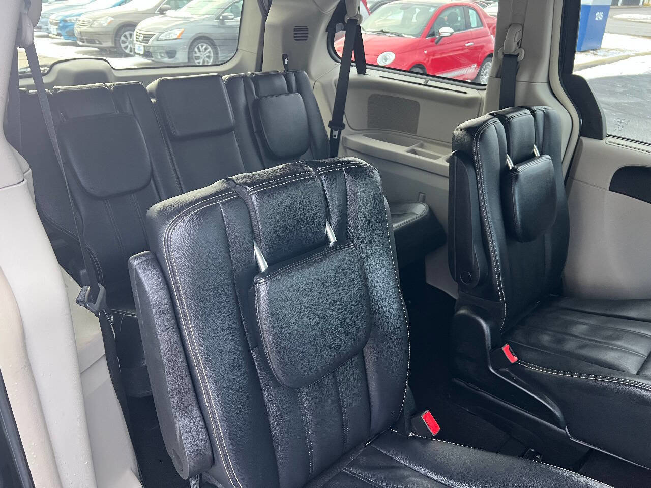 Used 2014 Chrysler Town & Country Touring image 25