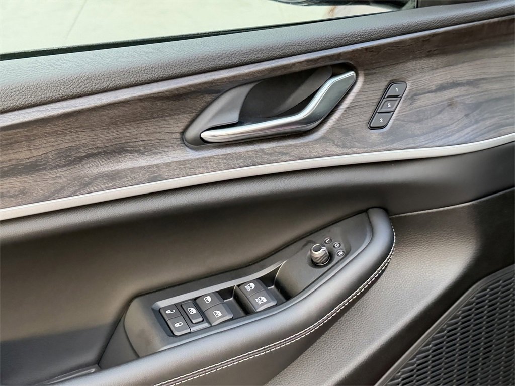 New 2025 Jeep Grand Cherokee L Limited image 17