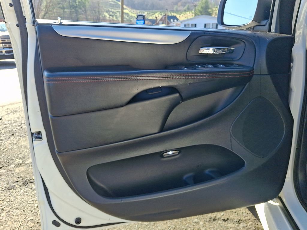 Used 2011 Dodge Grand Caravan R/T image 12