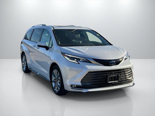 Certified 2023 Toyota Sienna Platinum image 3