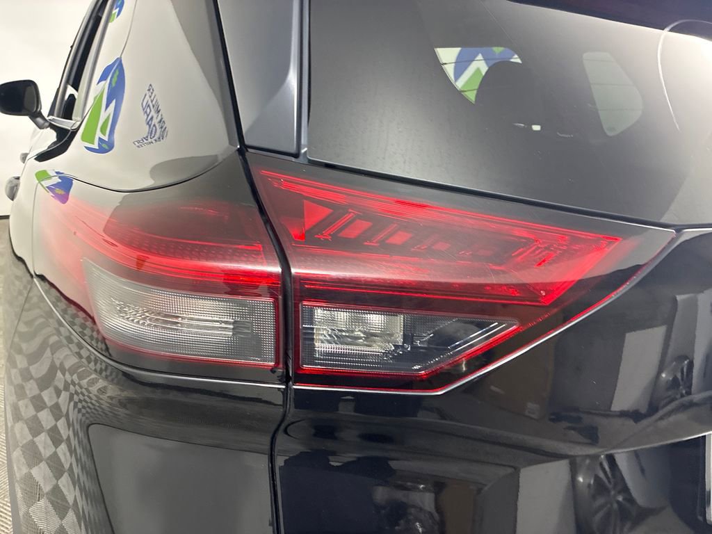 Used 2023 Nissan Rogue S AWD/4WD image 8