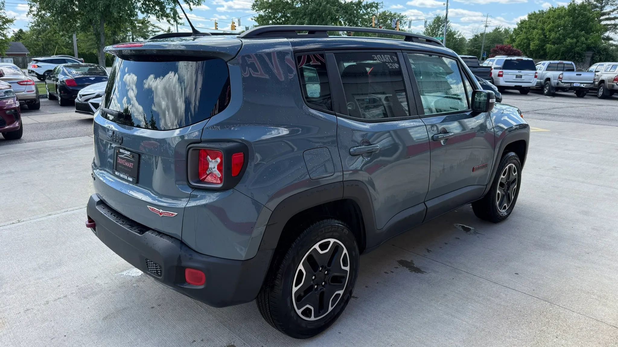 Used 2017 Jeep Renegade Trailhawk w/ Premium Trailhawk Package AWD/4WD image 3