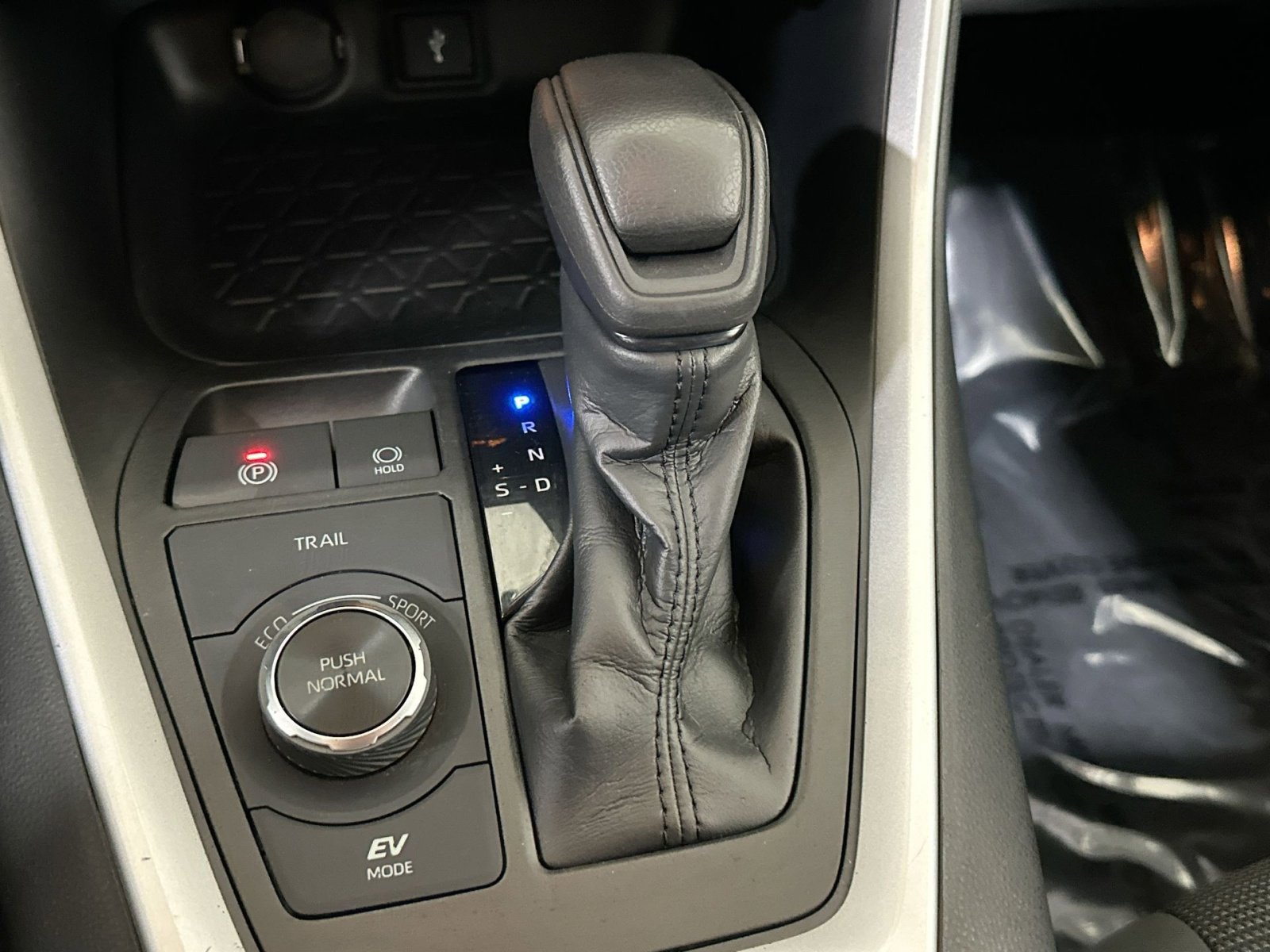 Used 2020 Toyota RAV4 LE image 31