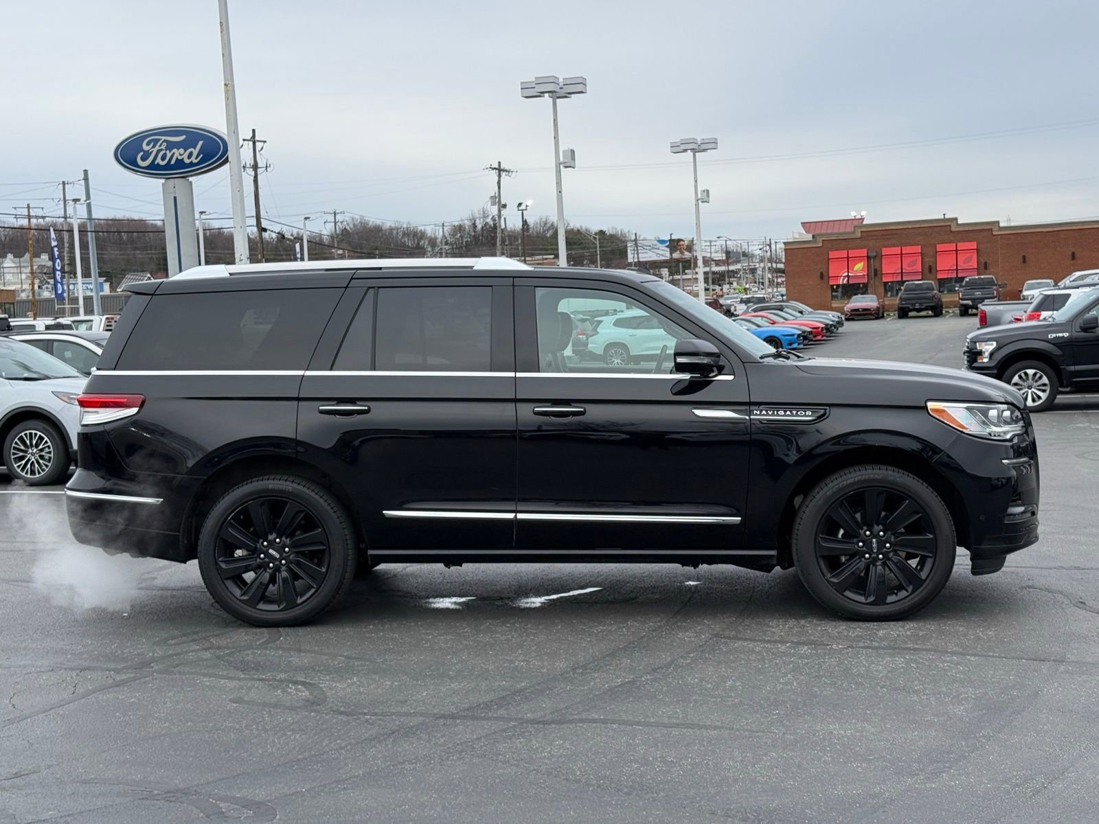 Used 2023 Lincoln Navigator Reserve image 2