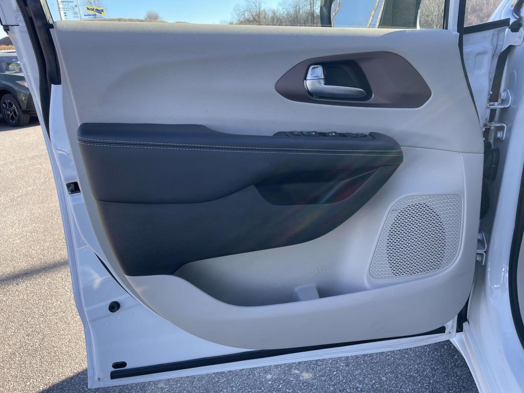 Used 2024 Chrysler Voyager LX image 5
