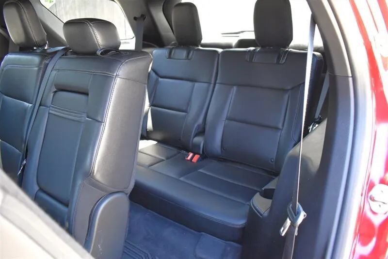Used 2020 Ford Explorer XLT w/ Equipment Group 202A AWD/4WD image 30