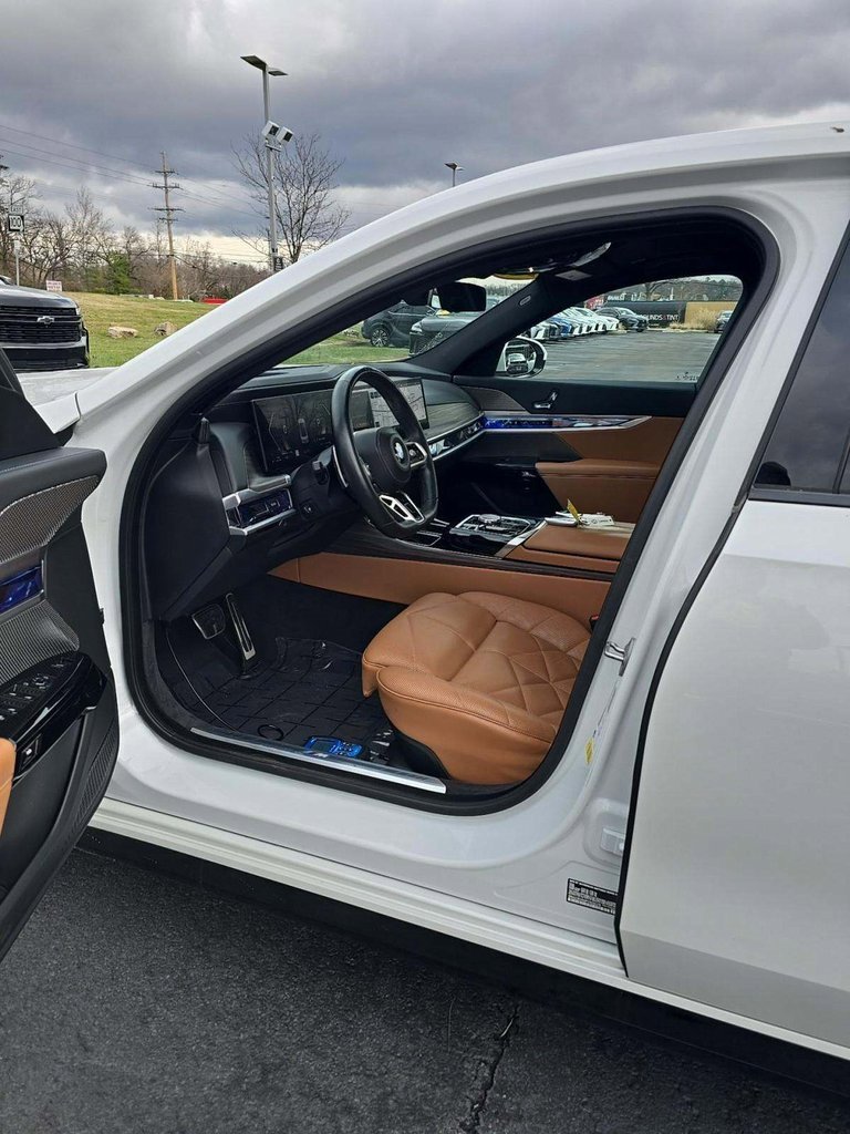 Used 2023 BMW 740i image 5