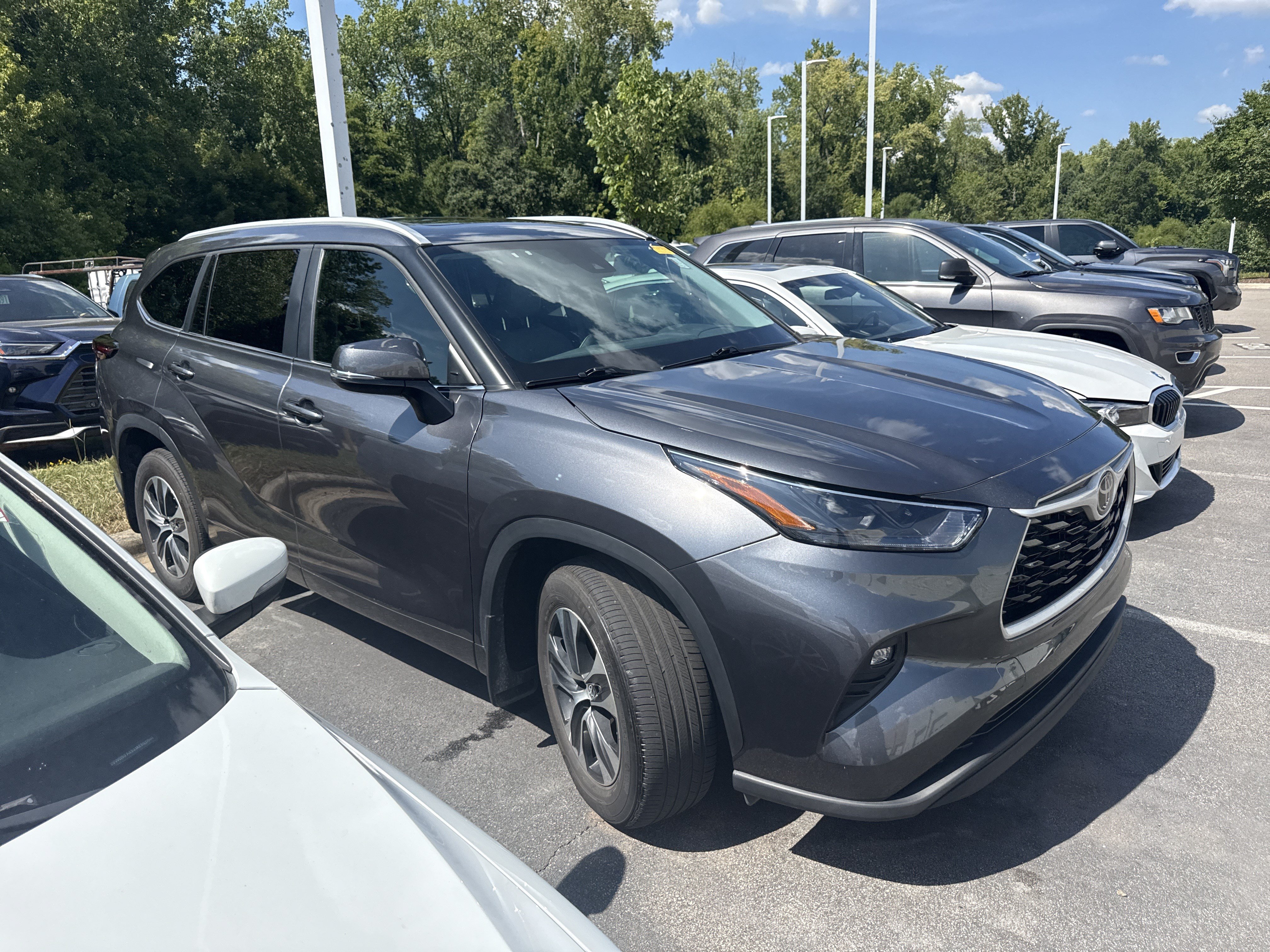 Used 2024 Toyota Highlander XLE AWD/4WD image 41