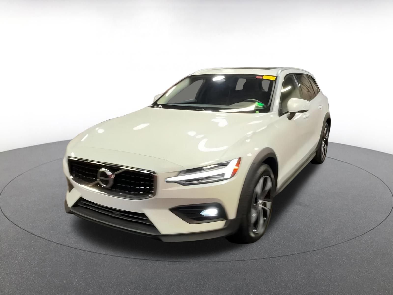Used 2025 Volvo V60 B5 Cross Country Plus image 7