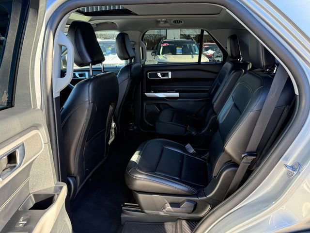 Used 2022 Ford Explorer XLT w/ Equipment Group 202A image 4