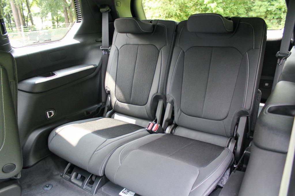 New 2025 Jeep Grand Cherokee L Laredo image 18