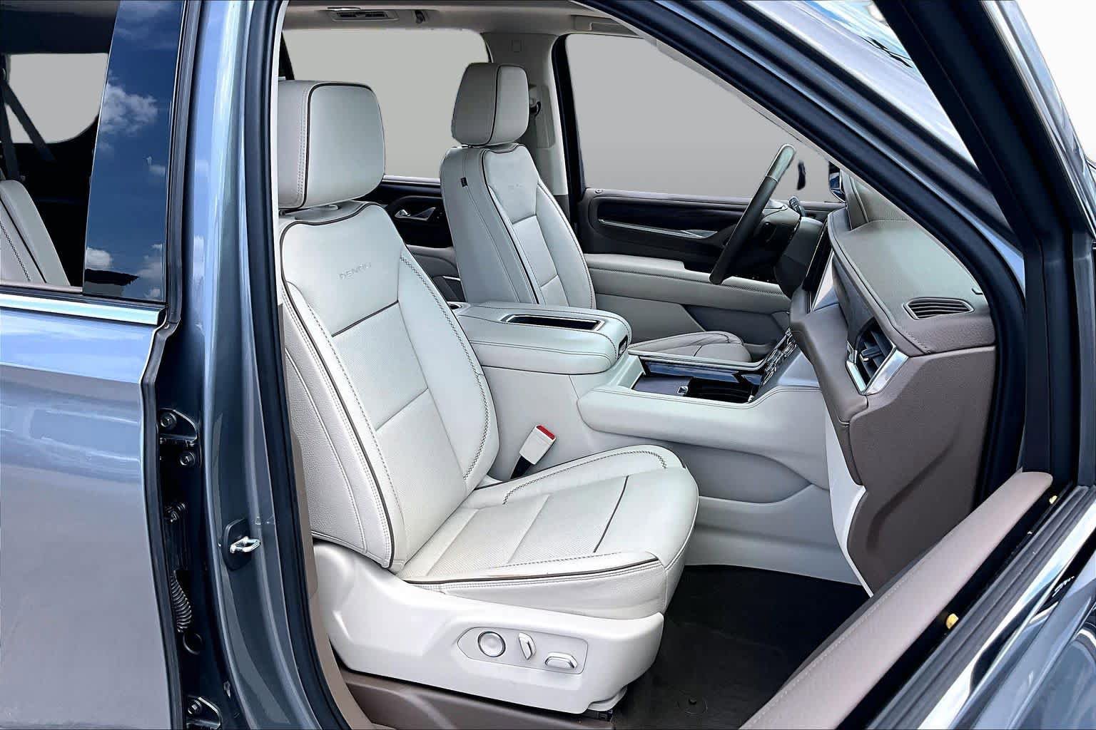Used 2021 GMC Yukon XL Denali w/ Denali Premium Package RWD image 9