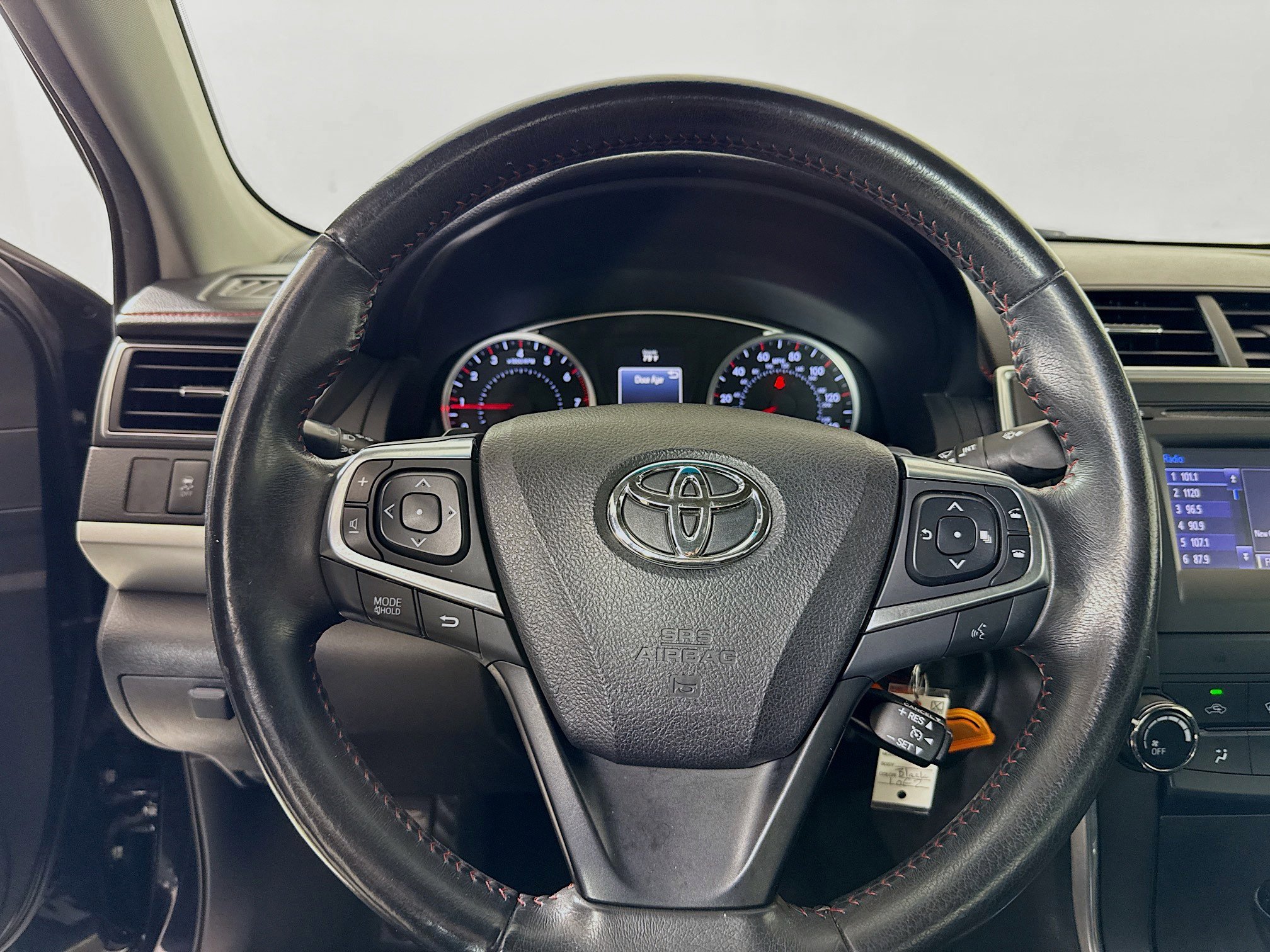 Used 2016 Toyota Camry SE image 12