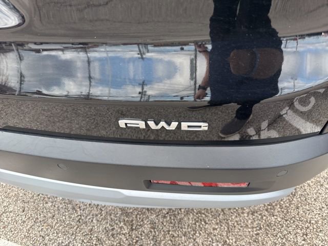 Used 2023 GMC Acadia SLT w/ LPO, Floor Liner Package image 13